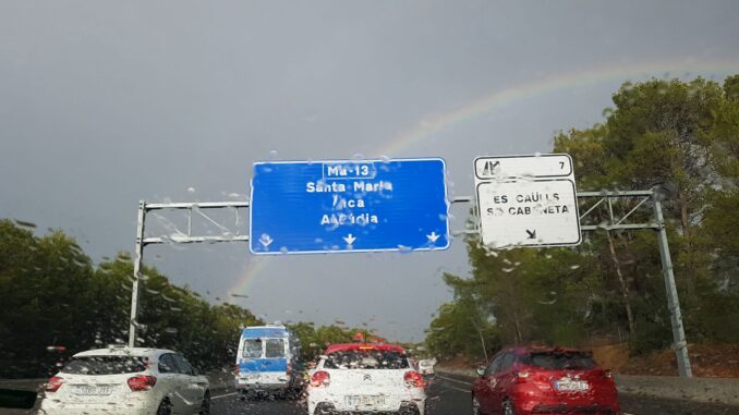 Auto’s op de weg tijdens onweer en hevige regenval op Mallorca