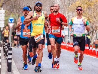 Lopers nemen deel aan de Mallorca Marathon in Palma