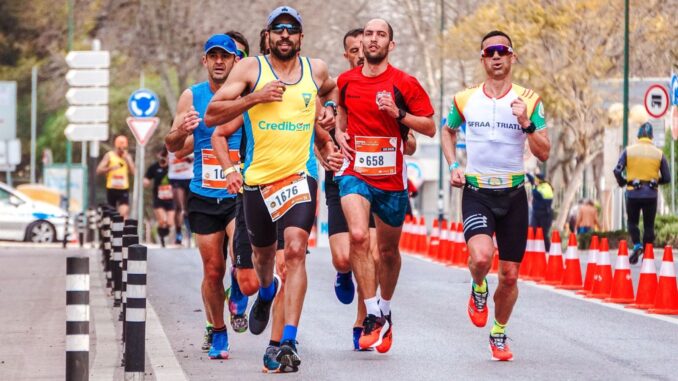 Lopers nemen deel aan de Mallorca Marathon in Palma