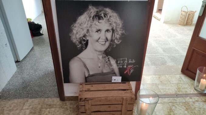 Uitvergrote portretfoto van kunstenares Gemma Leys tijdens haar expositie in Artà