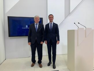 De voorzitter van de eilandraad Llorenç Galmés (r) en de voor toerisme verantwoordelijke José Marcial Rodríguez
