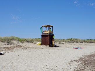 Een reddingspost op een verlaten strand op Mallorca