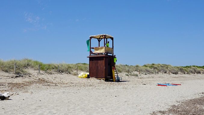 rettt Een reddingspost op een verlaten strand op Mallorca