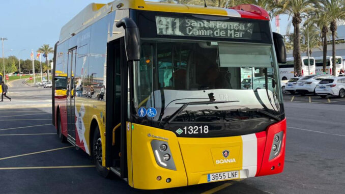 Aerotib-bus bij de luchthaven van Palma Aerotib-bus bij de luchthaven van Palma op Mallorca