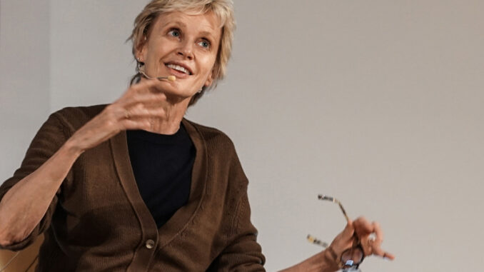Siri Hustvedt tijdens een literaire lezing – hoofdgast op Festival Literatura Expandida a Magaluf 2025