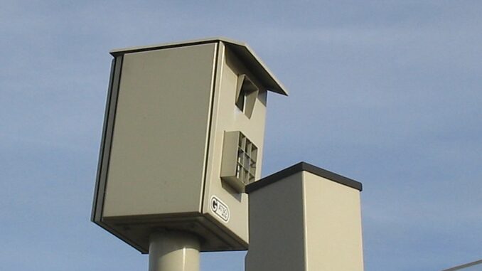 Verkeerscamera langs de weg, vergelijkbaar met de nieuwe camera’s die op Mallorca worden geïnstalleerd