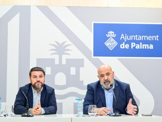 Burgemeester Jaime Martínez Llabrés en eerste locoburgemeester Javier Bonet tijdens de persconferentie over het verbod op vakantieverhuur in Palma