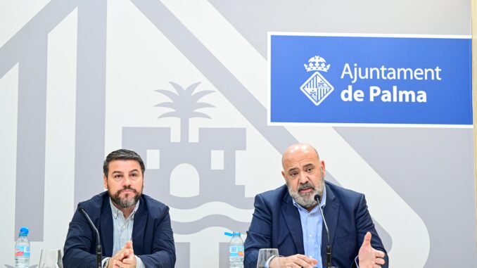 Persconferentie Ajuntament de Palma – verbod vakantieverhuur Burgemeester Jaime Martínez Llabrés en eerste locoburgemeester Javier Bonet tijdens de persconferentie over het verbod op vakantieverhuur in Palma