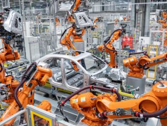 Productielijn van de Porsche Macan in de fabriek in Leipzig, met industriële robots die een carrosserie assembleren.