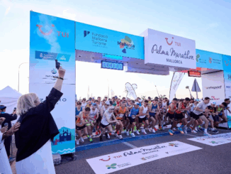Startschot van de TUI Palma Marathon Mallorca met honderden hardlopers aan de Passeig Marítim in Palma