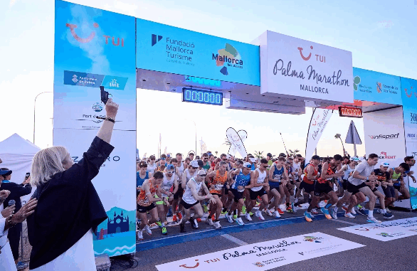 Start van de TUI Palma Marathon Mallorca 2024 Startschot van de TUI Palma Marathon Mallorca met honderden hardlopers aan de Passeig Marítim in Palma