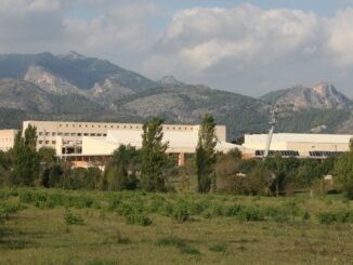 Campus van de Universiteit van de Balearen (UIB) in Palma de Mallorca met bergen op de achtergrond