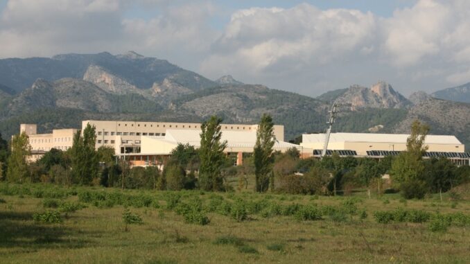 Campus van de Universiteit van de Balearen op Mallorca Campus van de Universiteit van de Balearen (UIB) in Palma de Mallorca met bergen op de achtergrond