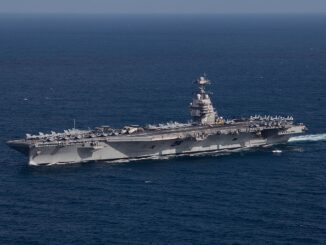 Het Amerikaanse vliegdekschip USS Gerald R. Ford, het grootste oorlogsschip ter wereld, onderweg op zee.