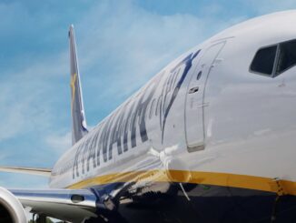 Ryanair vliegtuig op het vliegveld onder blauwe hemel