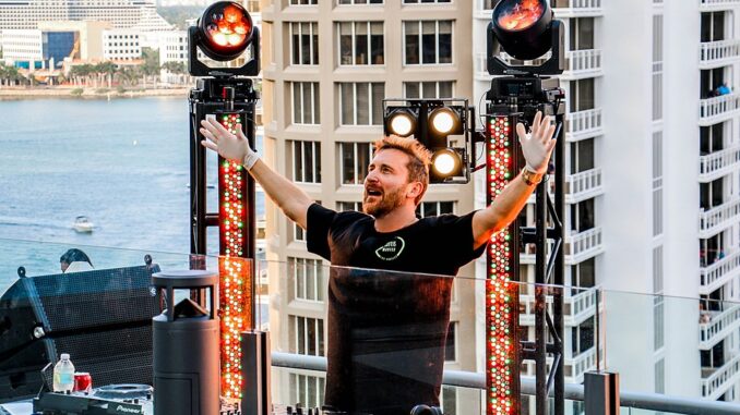 David Guetta tijdens een optreden op een rooftop in Miami tijdens United At Home.