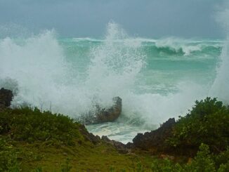 Grote golven die tegen de kust van Bermuda slaan tijdens orkaan Igor