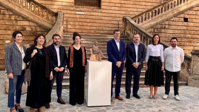 De presentatie van het beeld van Josep Maria Llompart in Palma, met de kunstenares Georgina Gamundí en vertegenwoordigers van het Consell de Mallorca en de stad Palma.