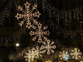 Kerstverlichting met grote verlichte sneeuwsterren in Valencia.