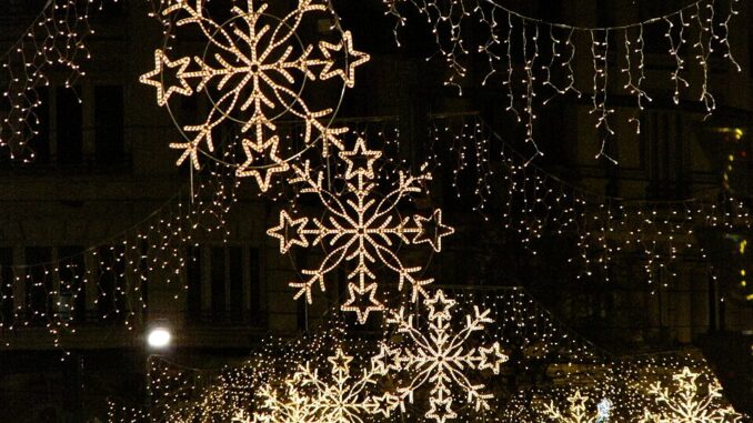 Kerstverlichting met grote verlichte sneeuwsterren in Valencia.