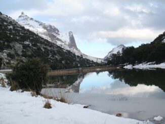 Puig Major en omgeving bedekt met sneeuw, met zicht op het stuwmeer in de Serra de Tramuntana op Mallorca.