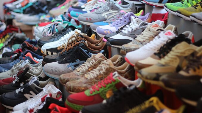 Diverse sneakers uitgestald tijdens het Week-end Sneakers Event in Parijs.