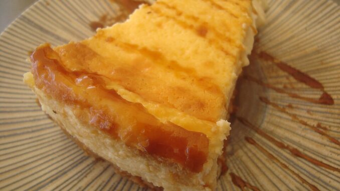 Stuk cheesecake geserveerd op een bord