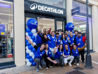 Medewerkers van Decathlon bij de opening van de nieuwe winkel aan de Carrer dels Caputxins in Palma