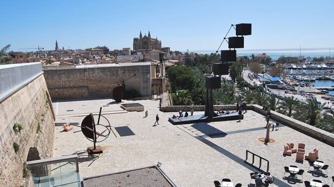 Terras van museum Es Baluard op de historische stadsmuur van Palma
