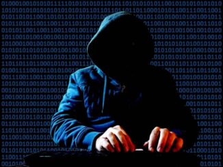 Hooded hacker typt op een toetsenbord voor een achtergrond met binaire code