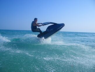Man op jetski springt over de golven bij Mallorca.