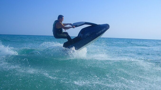 Man op jetski springt over de golven bij Mallorca.