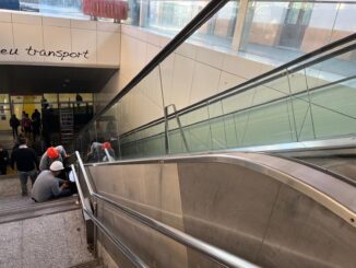 Reizigers maken gebruik van de roltrappen bij de toegang tot Station Intermodal in Palma tijdens renovatiewerkzaamheden.