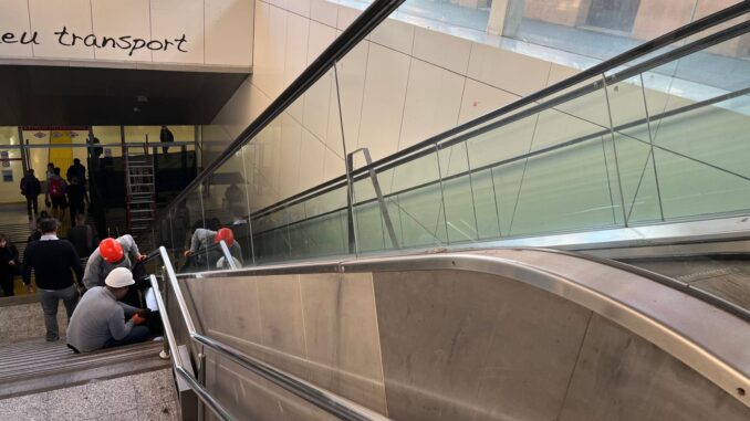 Reizigers maken gebruik van de roltrappen bij de toegang tot Station Intermodal in Palma tijdens renovatiewerkzaamheden.