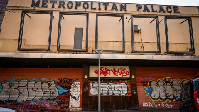 Voormalige filmtheater Metropolitan Palace in de wijk Pere Garau in Palma, dat plaatsmaakt voor een multifunctioneel centrum met politiebureau