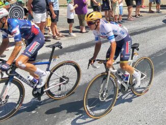 Remco Evenepoel rijdt in het wit tijdens de Tour de France 2025
