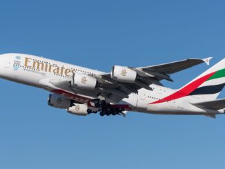 Emirates Airbus A380 stijgt op, symbool voor groeiende belangstelling uit Dubai voor vastgoed op Mallorca