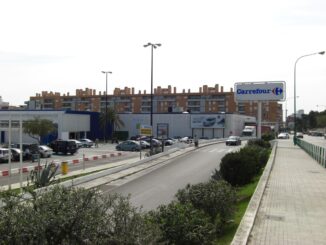 Carrefour-supermarkt in Palma de Mallorca met parkeerplaats en toegangsweg