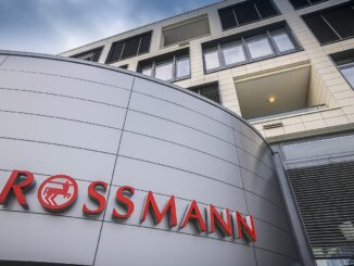 Rossmann-logo op gevel van het hoofdkantoor in Duitsland