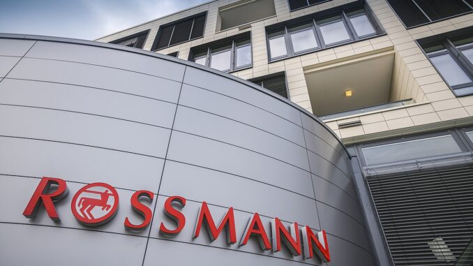 Rossmann-logo op gevel van het hoofdkantoor in Duitsland