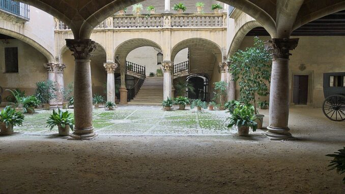 Historische binnenplaats van Can Vivot in Palma op Mallorca