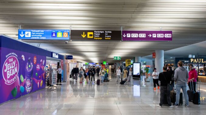 Hal van luchthaven Palma de Mallorca waar stakingen dreigen bij de assistentie voor reizigers met beperkte mobiliteit.