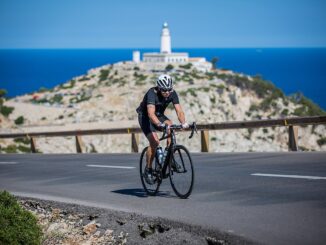 Wielrenner op de weg naar Cap de Formentor op Mallorca