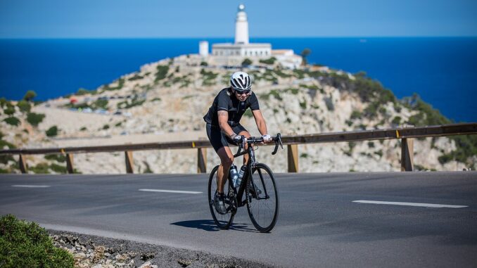 Wielrenner op de weg naar Cap de Formentor op Mallorca