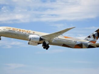 Vliegtuig van Etihad Airways tijdens een vlucht boven Europa