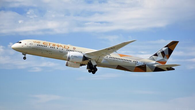 Vliegtuig van Etihad Airways tijdens een vlucht boven Europa