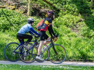 Fietsers dragen een helm tijdens een fietstocht, terwijl Spanje een algemene helmplicht invoert.