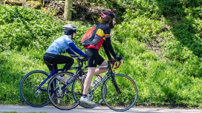 Fietsers dragen een helm tijdens een fietstocht, terwijl Spanje een algemene helmplicht invoert.