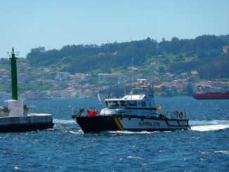 Patrouilleboot van de Spaanse Guardia Civil op zee tijdens een maritieme controleoperatie.