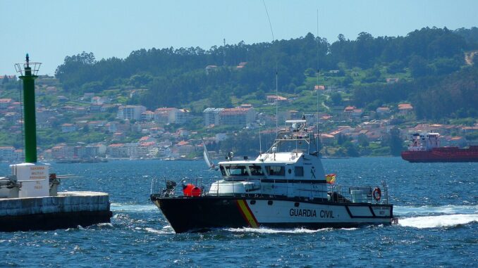 Patrouilleboot van de Spaanse Guardia Civil op zee tijdens een maritieme controleoperatie.